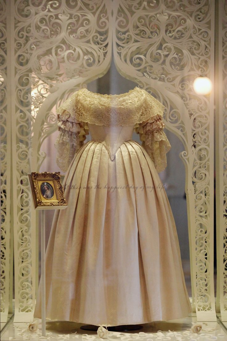 Did You Know? The Beautiful Meaning and Superstitions Behind the "Pure White Dress" ♡にて紹介している画像