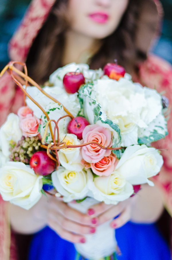 "Awakening with a Prince's Kiss: Wedding Ideas Inspired by 'Snow White' ♡"にて紹介している画像