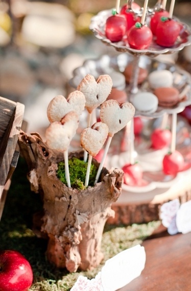 "Awakening with a Prince's Kiss: Wedding Ideas Inspired by 'Snow White' ♡"にて紹介している画像