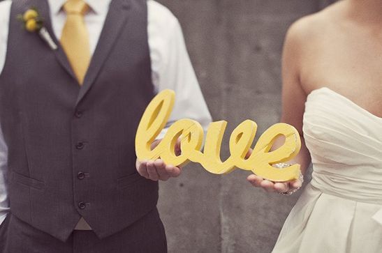 Charming Wedding with Complete Gray and Yellow Color Coordination♡にて紹介している画像