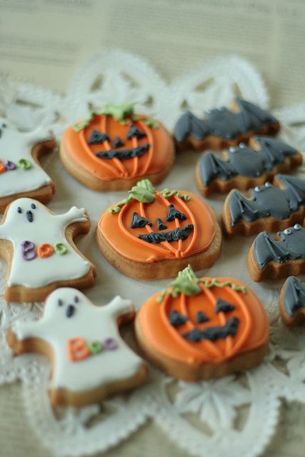 Trick or Treat! Perfect Mini Gifts: Halloween-Themed Iced Cookies ♡にて紹介している画像