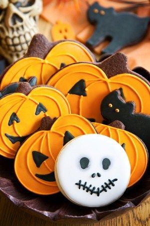 Trick or Treat! Perfect Mini Gifts: Halloween-Themed Iced Cookies ♡にて紹介している画像