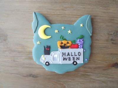 Trick or Treat! Perfect Mini Gifts: Halloween-Themed Iced Cookies ♡にて紹介している画像