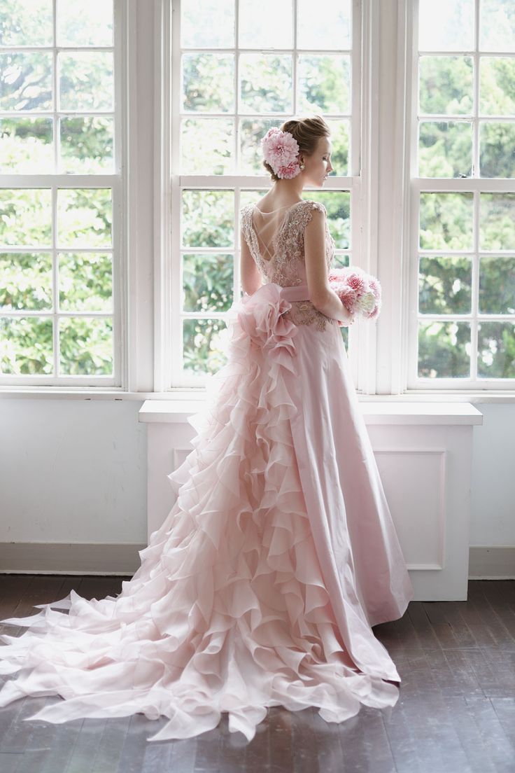 桃色ラブリー♡ほんのりピンクカラーのweddingドレスが可愛すぎる♡にて紹介している画像