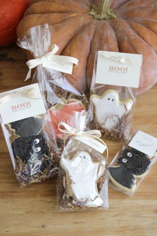 Trick or Treat! Perfect Mini Gifts: Halloween-Themed Iced Cookies ♡にて紹介している画像