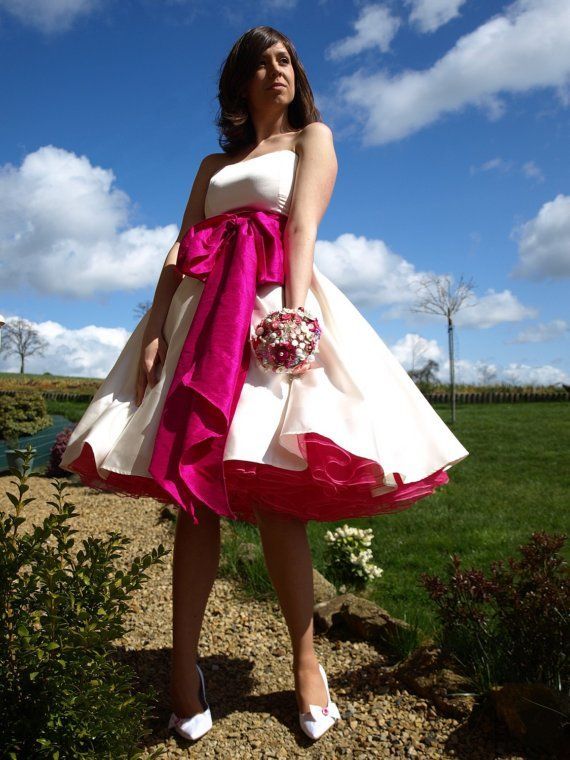 ウェデングドレスをもっと可愛く！『カラーパニエ』で差し色おしゃれ♡にて紹介している画像