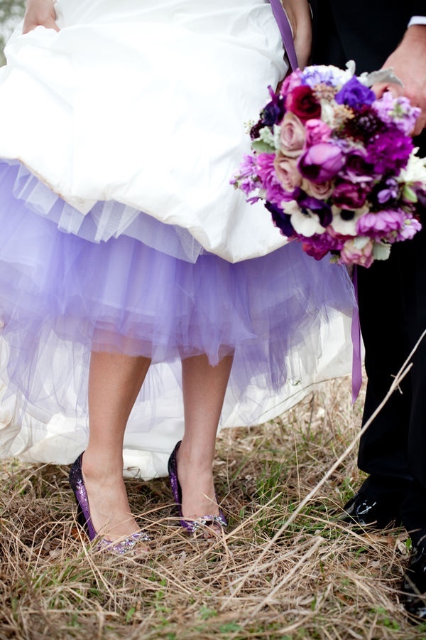 ウェデングドレスをもっと可愛く！『カラーパニエ』で差し色おしゃれ♡にて紹介している画像