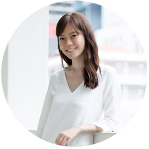 Too Beautiful! A Dress Painted with Real Petals Becomes a True Work of Art.✨にて紹介している画像