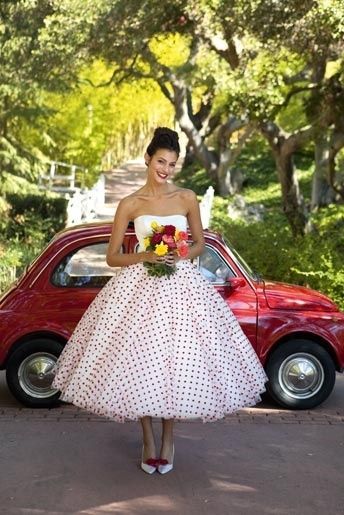 Charming and Elegant: Key Features of 1950s-Inspired Wedding Dresses♡にて紹介している画像