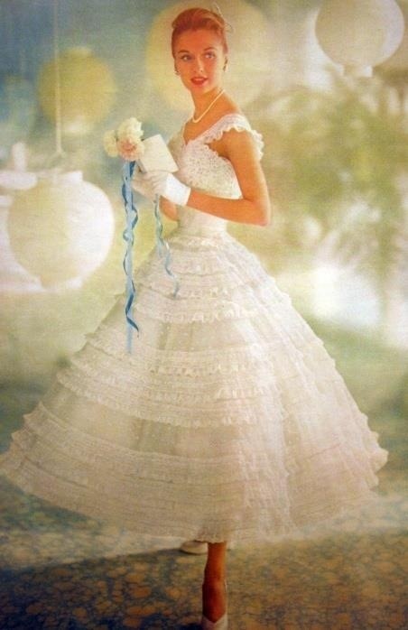 Charming and Elegant: Key Features of 1950s-Inspired Wedding Dresses♡にて紹介している画像