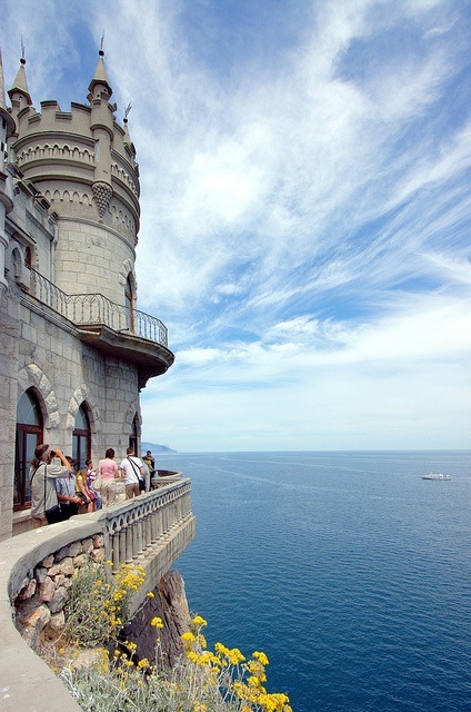 ハネムーンに行きたい！ウクライナにある『恋のトンネル』がとっても素敵♡にて紹介している画像
