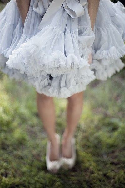 ウェデングドレスをもっと可愛く！『カラーパニエ』で差し色おしゃれ♡にて紹介している画像