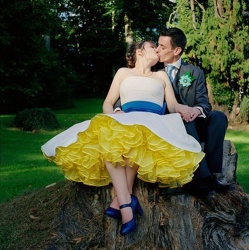 ウェデングドレスをもっと可愛く！『カラーパニエ』で差し色おしゃれ♡にて紹介している画像