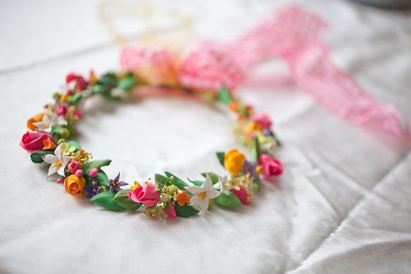 Top Bridal Hairstyle to Try: A Collection of Romantic Flower Crown Inspirations ♡にて紹介している画像