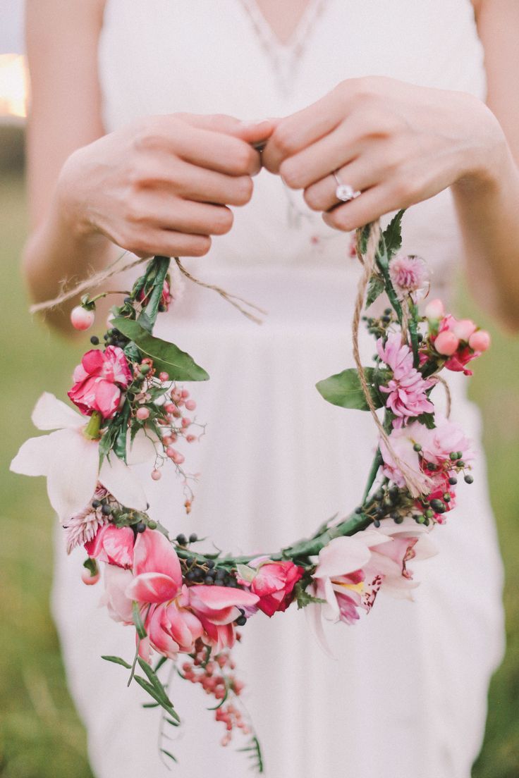 Top Bridal Hairstyle to Try: A Collection of Romantic Flower Crown Inspirations ♡にて紹介している画像