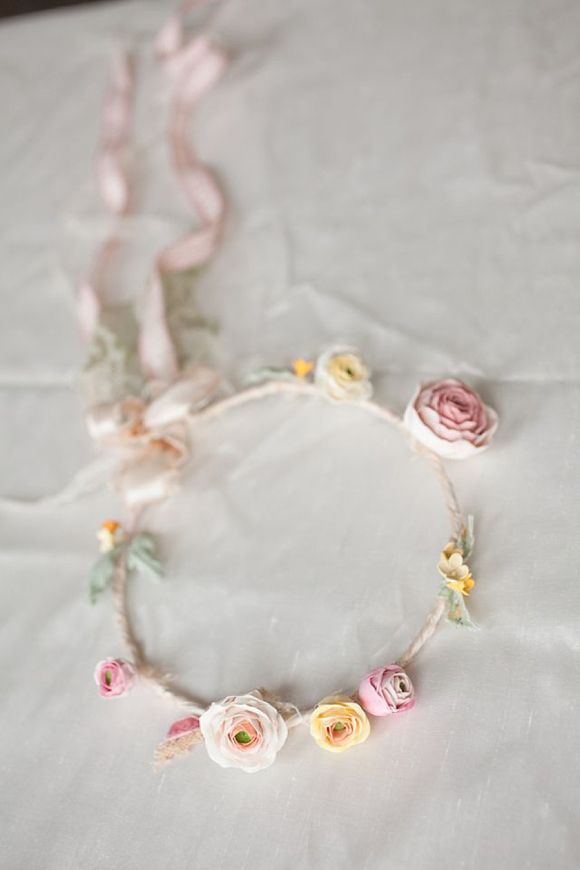 Top Bridal Hairstyle to Try: A Collection of Romantic Flower Crown Inspirations ♡にて紹介している画像