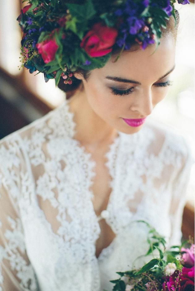 Top Bridal Hairstyle to Try: A Collection of Romantic Flower Crown Inspirations ♡にて紹介している画像