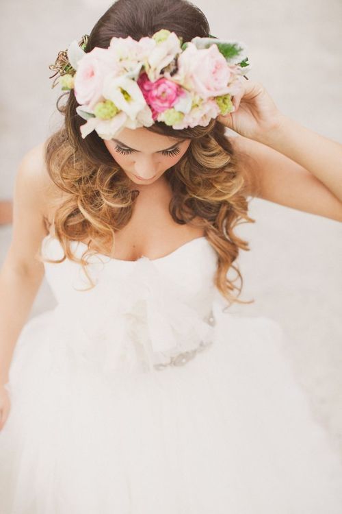 Top Bridal Hairstyle to Try: A Collection of Romantic Flower Crown Inspirations ♡にて紹介している画像