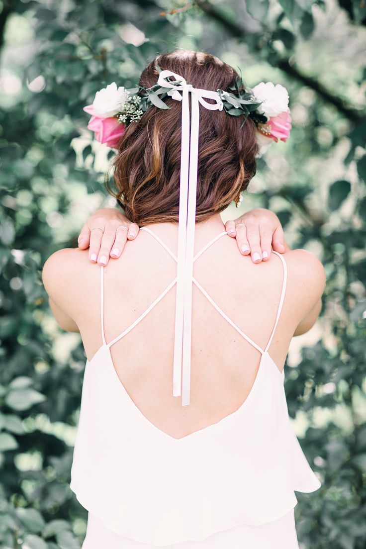 Top Bridal Hairstyle to Try: A Collection of Romantic Flower Crown Inspirations ♡にて紹介している画像