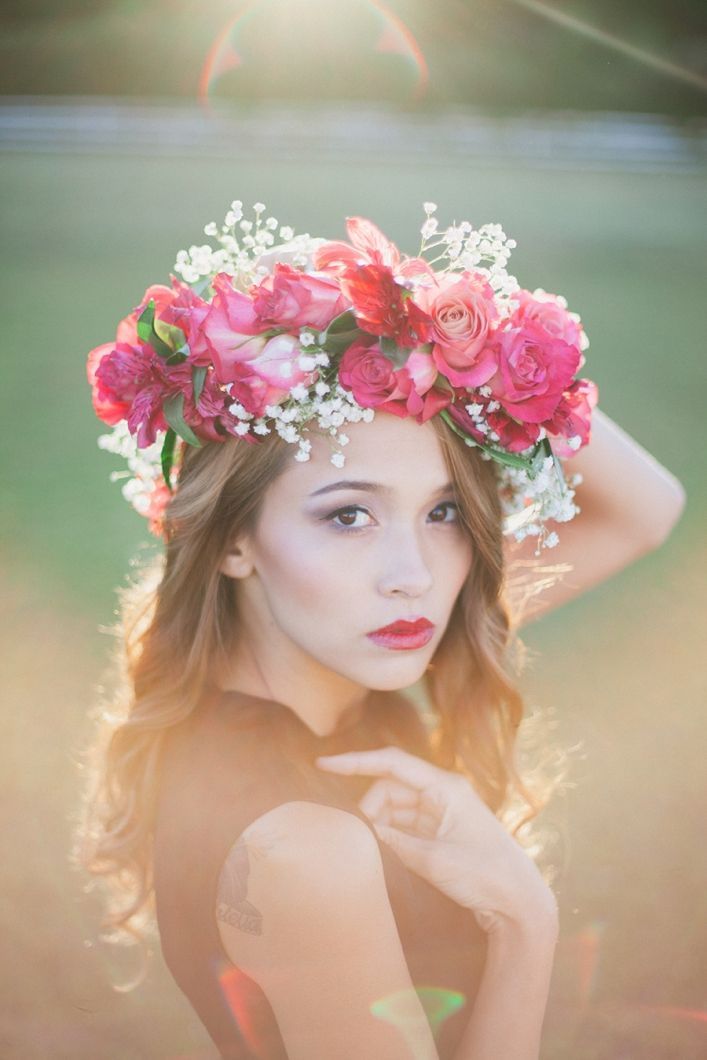 Top Bridal Hairstyle to Try: A Collection of Romantic Flower Crown Inspirations ♡にて紹介している画像