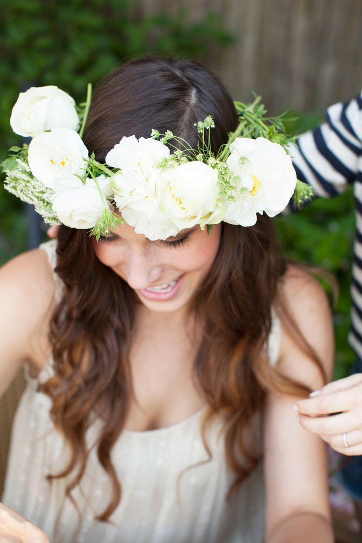 Top Bridal Hairstyle to Try: A Collection of Romantic Flower Crown Inspirations ♡にて紹介している画像