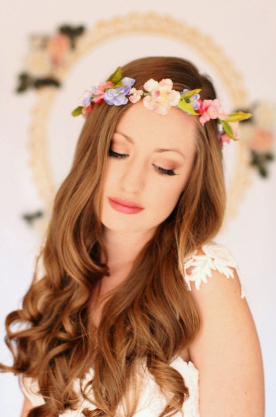 Top Bridal Hairstyle to Try: A Collection of Romantic Flower Crown Inspirations ♡にて紹介している画像
