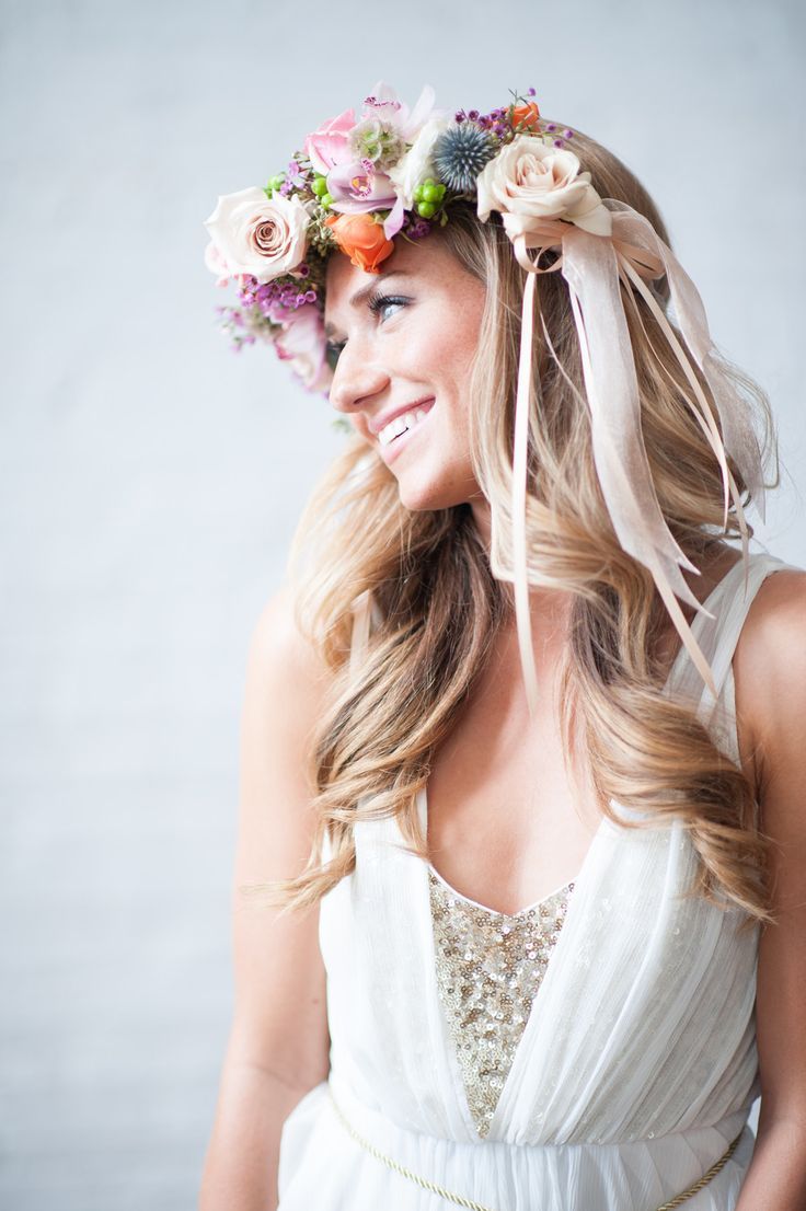 Top Bridal Hairstyle to Try: A Collection of Romantic Flower Crown Inspirations ♡にて紹介している画像