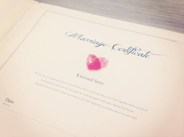 しるしあう、ひとつのしるし＊ゲストみんなで作る『Marca』の指紋ウェルカムボードが可愛い♡にて紹介している画像