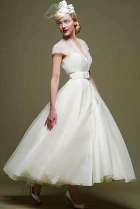 Showcasing Ankle: Adorable Midi Wedding Dresses Collection♡にて紹介している画像