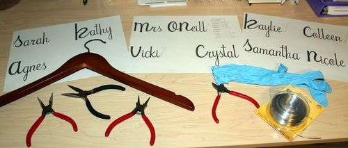 DIY Original Design with Wire: How to Create Your Own Bridal Hanger ♡にて紹介している画像