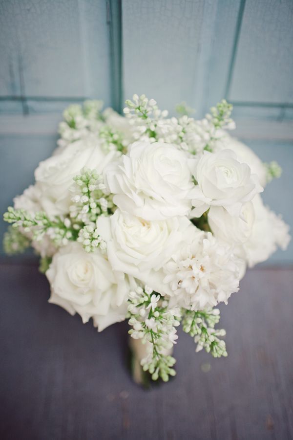 Unified Wedding with White Roses: A Collection of Images Exuding Luxury and Eleganceにて紹介している画像
