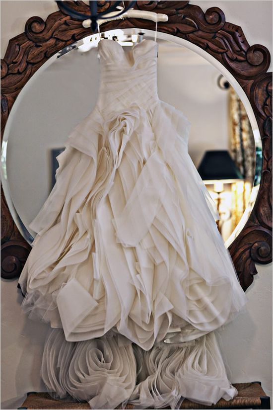 Photogenic! A Guide to Capturing Memorable Wedding Dress Photos ♡にて紹介している画像