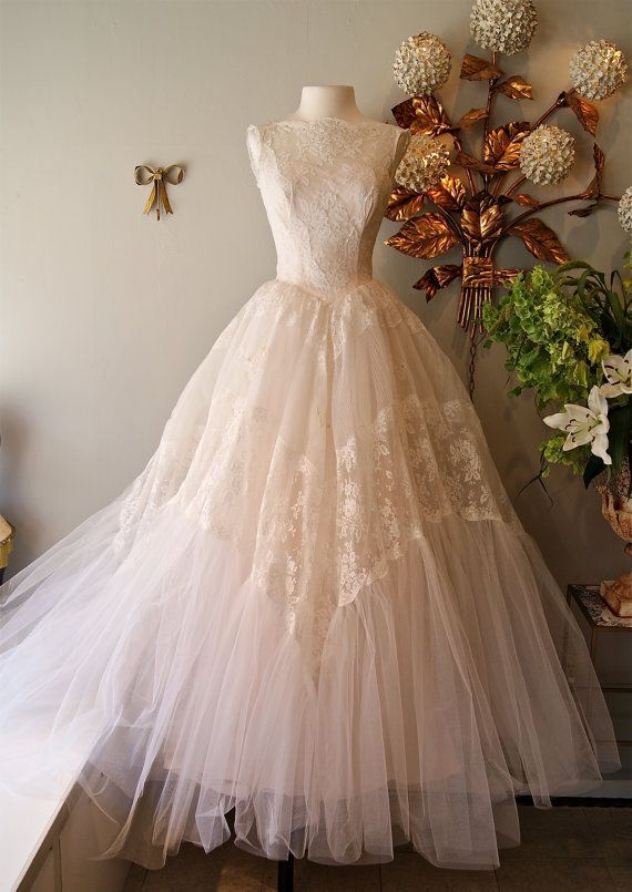 Photogenic! A Guide to Capturing Memorable Wedding Dress Photos ♡にて紹介している画像
