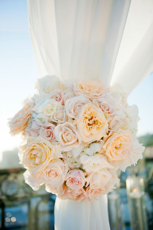 Unified Wedding with White Roses: A Collection of Images Exuding Luxury and Eleganceにて紹介している画像