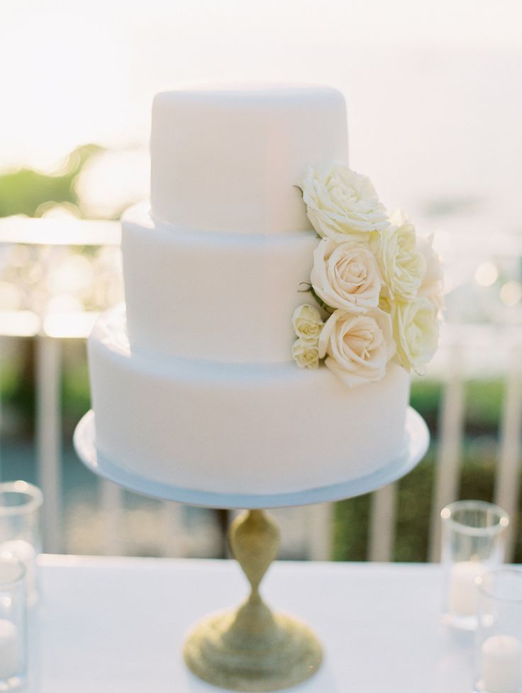 Unified Wedding with White Roses: A Collection of Images Exuding Luxury and Eleganceにて紹介している画像