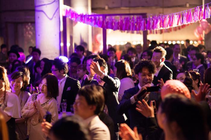 "Say Goodbye to Ordinary Weddings! Discover CRAZY WEDDING for Unique Celebrations! ♡"にて紹介している画像