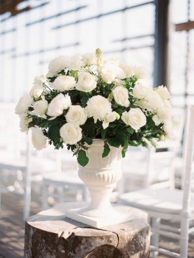 Unified Wedding with White Roses: A Collection of Images Exuding Luxury and Eleganceにて紹介している画像