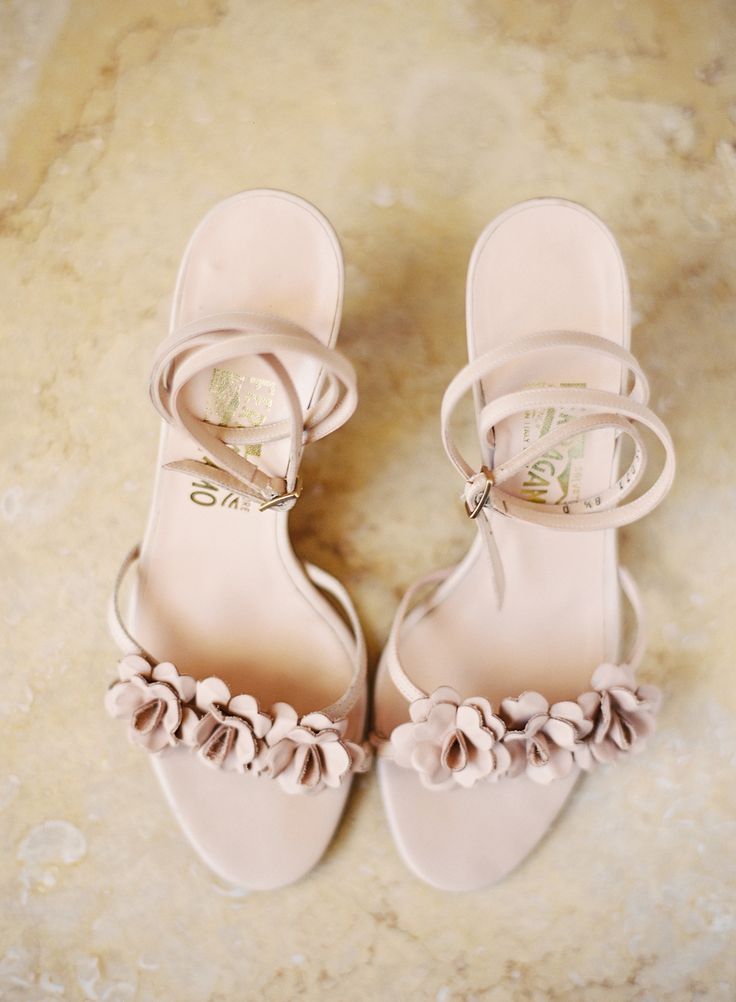 Three Coveted High-End Brands: Wearing the Best Bridal Shoes for Your Special Day ♡にて紹介している画像