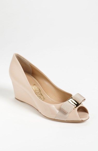 Three Coveted High-End Brands: Wearing the Best Bridal Shoes for Your Special Day ♡にて紹介している画像