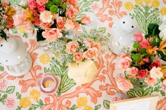 Adorable Patterns: A Collection of Tablecloth Inspirations to Define Your Party's Atmosphereにて紹介している画像