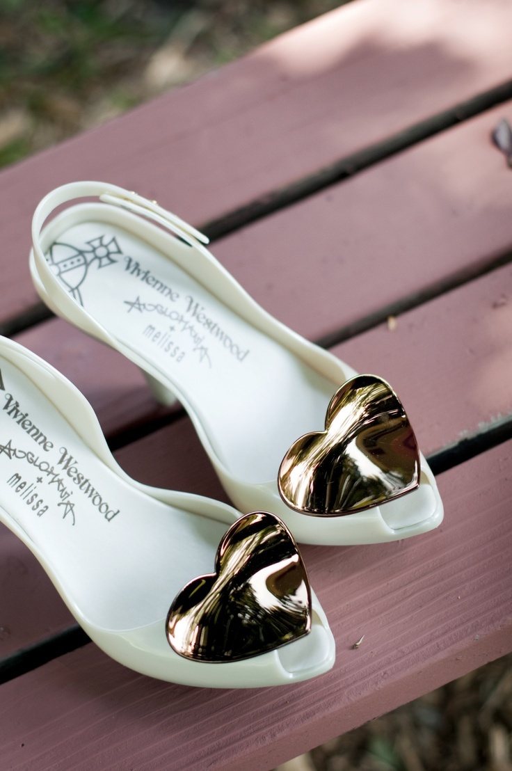 "Heartfelt Charm: Adorable Wedding Pumps by Vivienne Westwood"にて紹介している画像