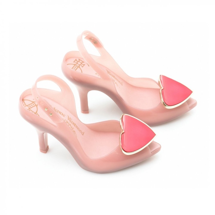 "Heartfelt Charm: Adorable Wedding Pumps by Vivienne Westwood"にて紹介している画像