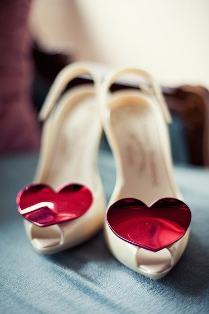 "Heartfelt Charm: Adorable Wedding Pumps by Vivienne Westwood"にて紹介している画像