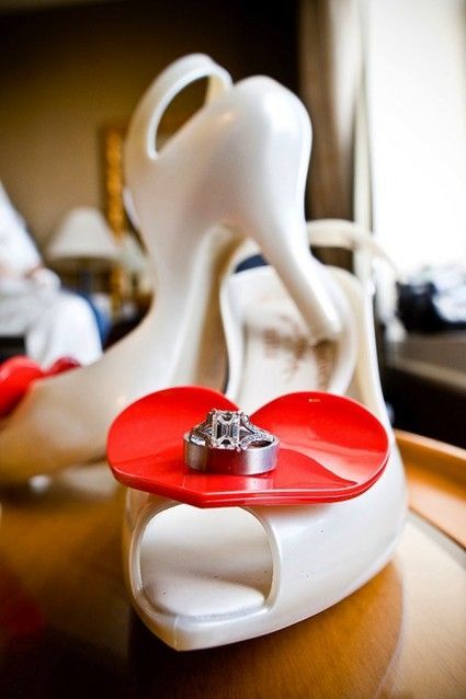 "Heartfelt Charm: Adorable Wedding Pumps by Vivienne Westwood"にて紹介している画像