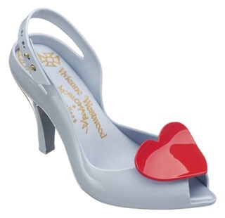 "Heartfelt Charm: Adorable Wedding Pumps by Vivienne Westwood"にて紹介している画像