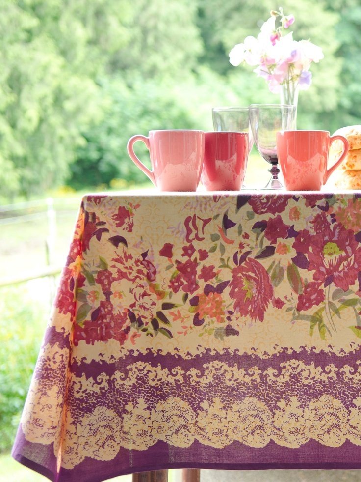 Adorable Patterns: A Collection of Tablecloth Inspirations to Define Your Party's Atmosphereにて紹介している画像