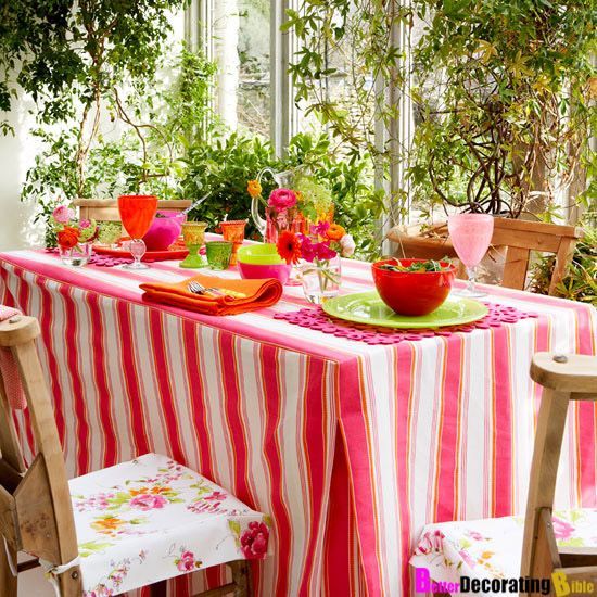 Adorable Patterns: A Collection of Tablecloth Inspirations to Define Your Party's Atmosphereにて紹介している画像