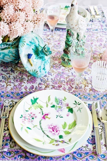 Adorable Patterns: A Collection of Tablecloth Inspirations to Define Your Party's Atmosphereにて紹介している画像
