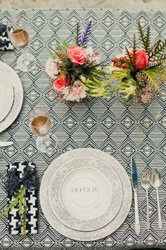 Adorable Patterns: A Collection of Tablecloth Inspirations to Define Your Party's Atmosphereにて紹介している画像
