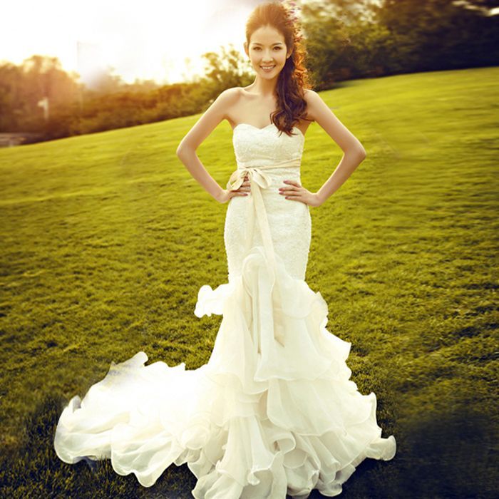 A Beautiful Mermaid-Line Wedding Dress with an Ever-Expanding Train ♡にて紹介している画像